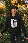 Hoodie Noir Envol Fleuri - casquette pose dynamique